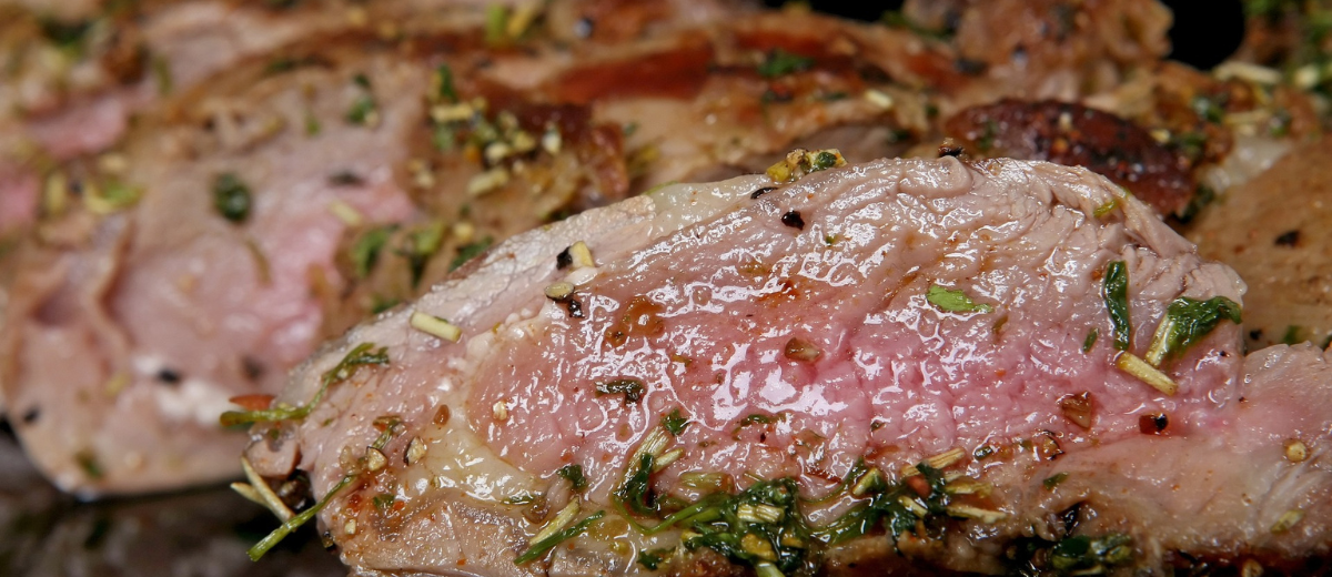 Agneau mariné, pommes soufflées & champignons