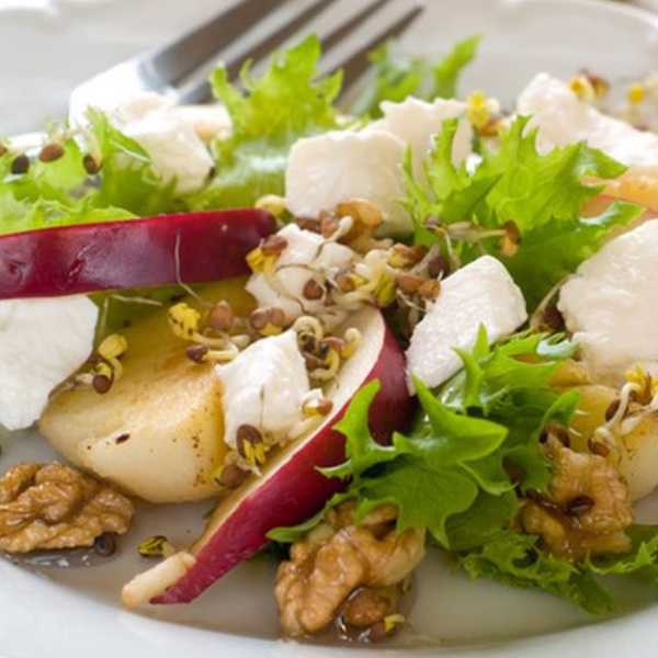 Salade de roquette, pommes, noix et gorgonzola