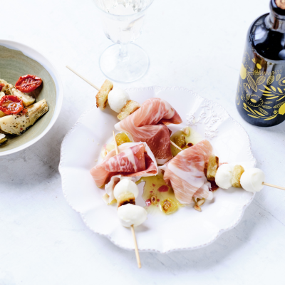 Brochettes de mozzarella & jambon cru