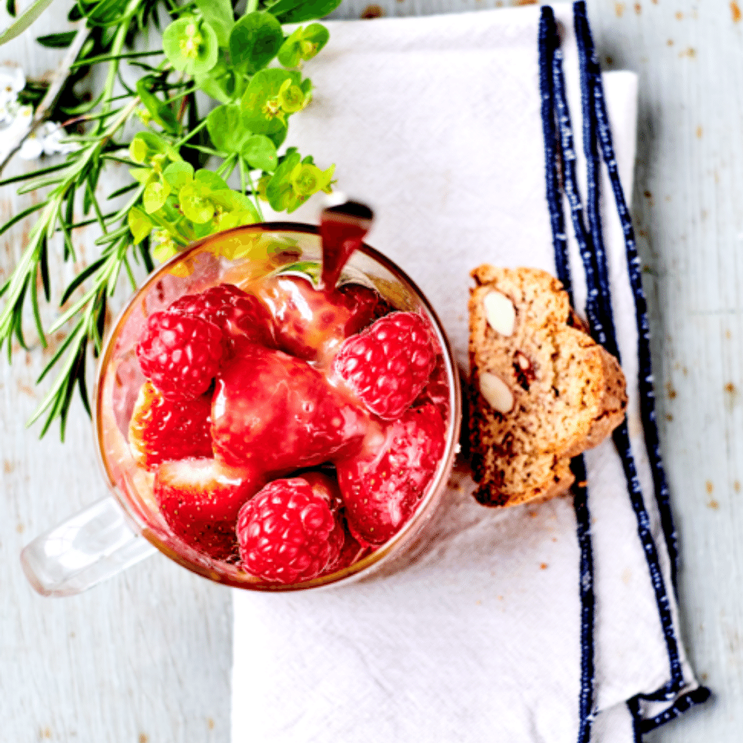 Fruits rouges, crème de citron & croustillants à l'huile d'olive