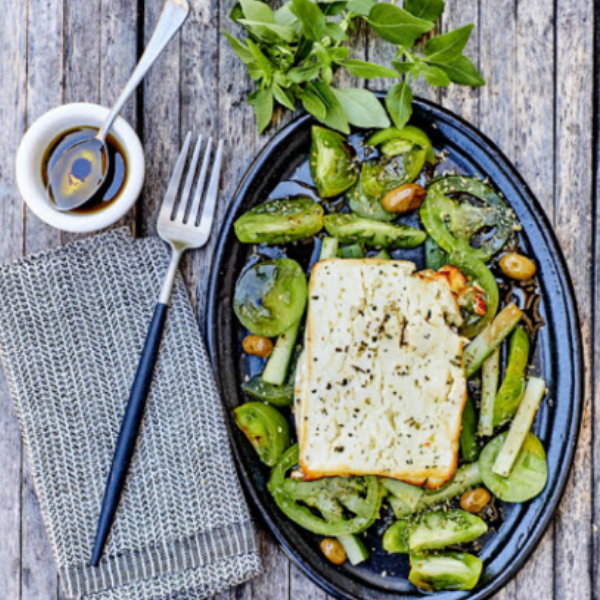 Feta grillée & salade de tomates vertes