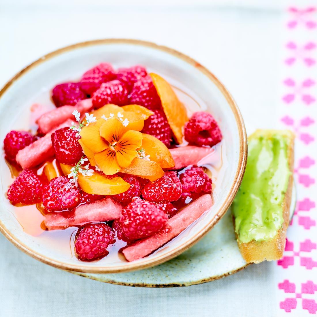 Salade de fruits d'été & biscuit à la pistache