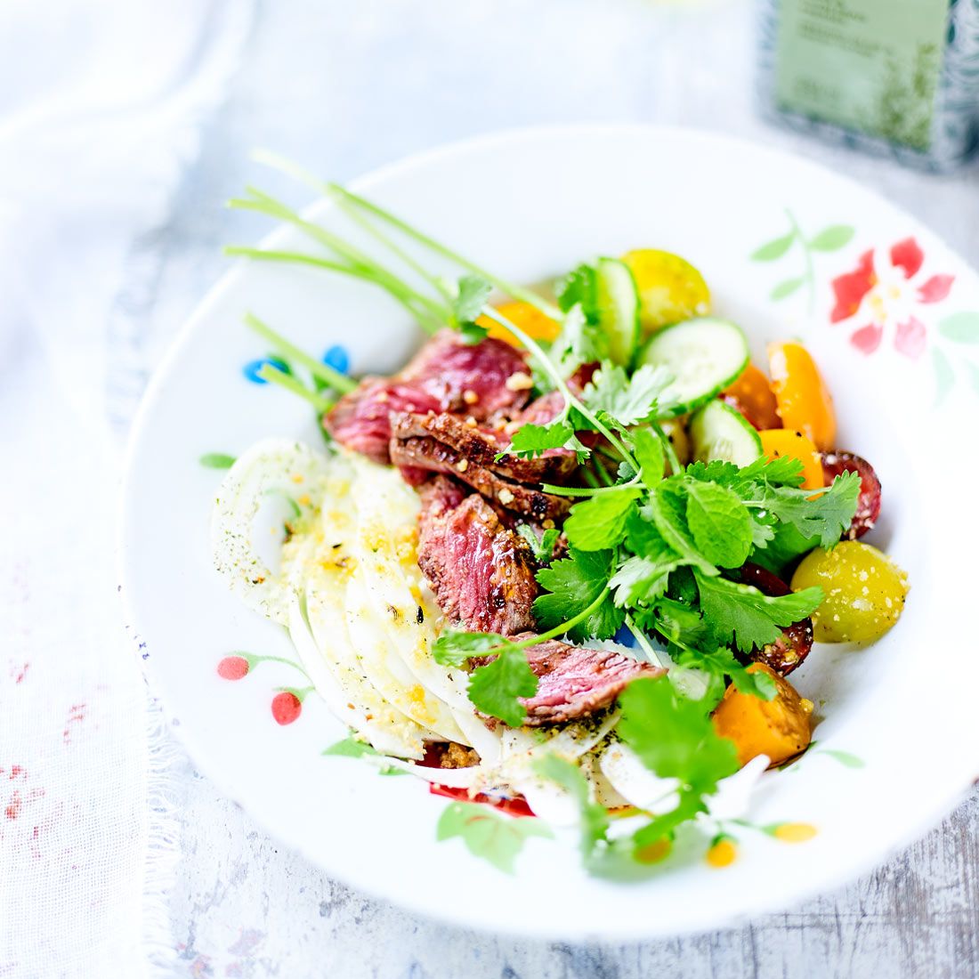 Bavette marinée, tomates fraîches & fenouil cru