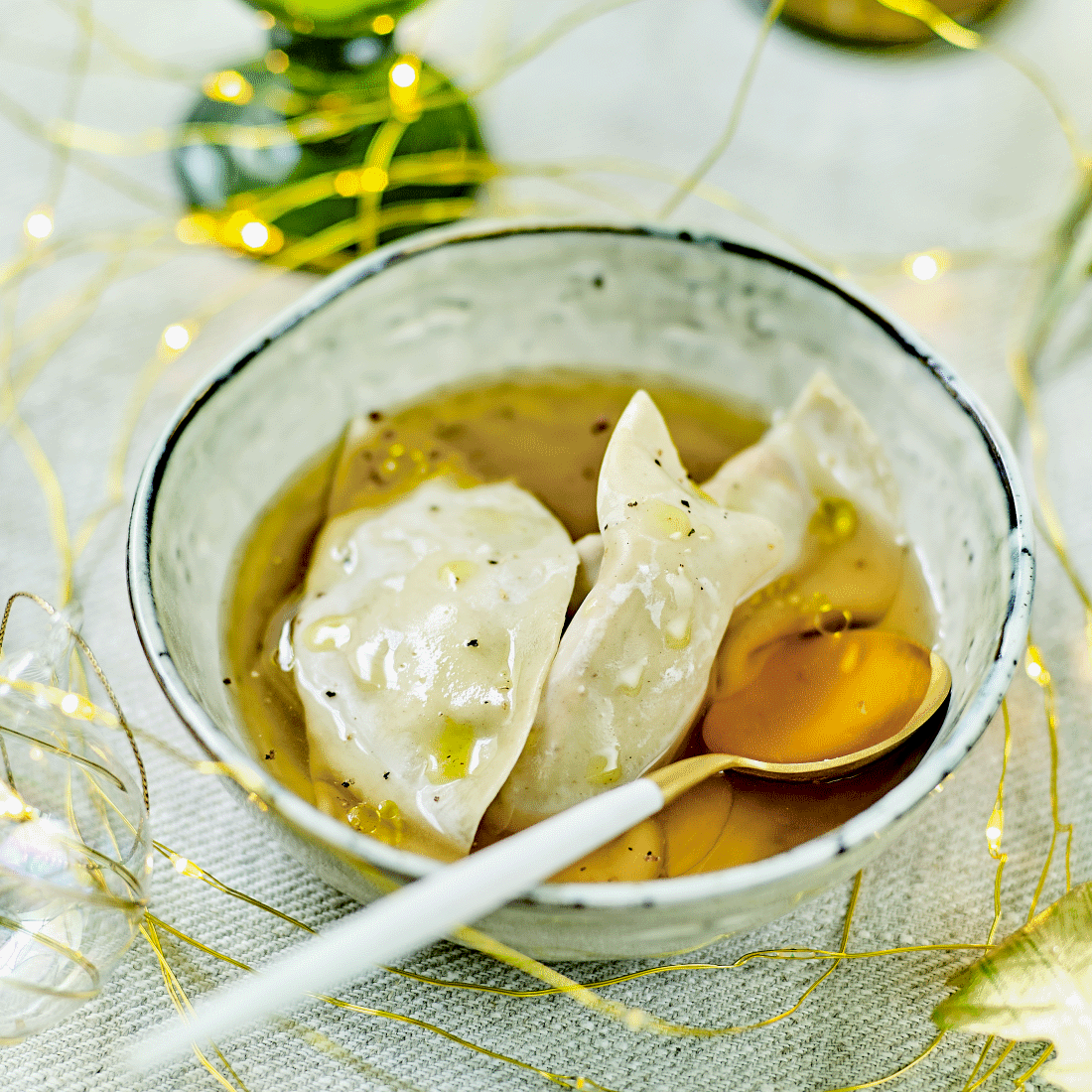 Nage épicée de raviolis au foie gras