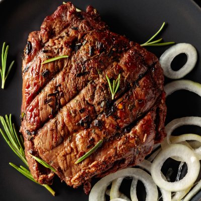 Steaks de bœuf & sauce aux olives noires