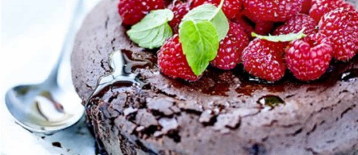 Gâteau au chocolat extra noir, fruits rouges et menthe