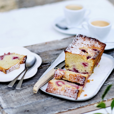 Cake aux framboises, citron & pistache