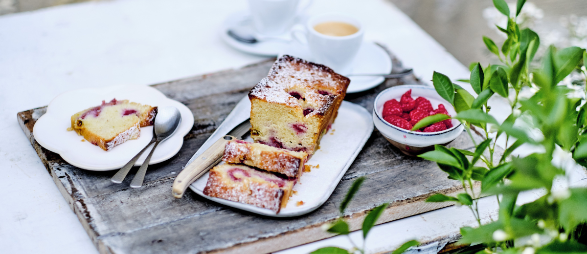 Cake aux framboises, citron & pistache