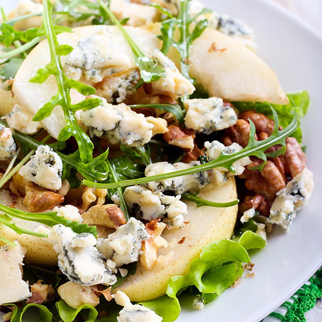 Frisée, noix de pécan & canneberges