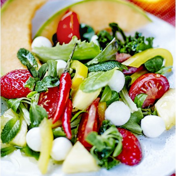 Salade de mozzarella, fraises & grenade