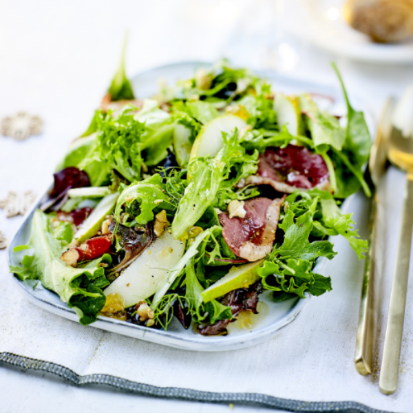 Salade poires, magrets de canard croustillants & noix