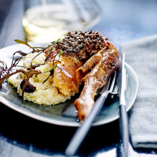 Poulet de Cornouailles farci, sauce truffée & purée de pommes de terre